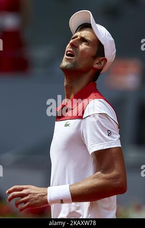 Novak Djokovic de Serbie réagit lors de son match contre Kyle Edmund de Grande-Bretagne pendant le cinquième jour du tournoi de tennis Mutua Madrid Open à la Caja Magica sur 9 mai 2018 à Madrid, Espagne (photo de David Aliaga/NurPhoto) Banque D'Images