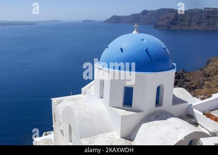 Île de Santorin en Grèce. L'île emblématique est l'un des points de repère pour le tourisme en Grèce, attirant la plupart des couples de lune de miel mais aussi des millions de touristes du monde entier pour admirer l'île volcanique avec le coucher de soleil unique. L'île a quelques villages célèbres comme Fira ou Oia, construit sur la colline du volcan avec des maisons blanchies à la chaux et des chapelles bleues. (Photo de Nicolas Economou/NurPhoto) Banque D'Images