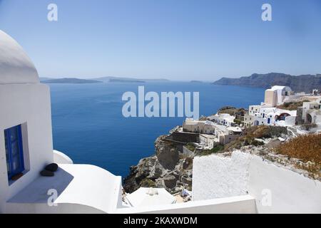 Île de Santorin en Grèce. L'île emblématique est l'un des points de repère pour le tourisme en Grèce, attirant la plupart des couples de lune de miel mais aussi des millions de touristes du monde entier pour admirer l'île volcanique avec le coucher de soleil unique. L'île a quelques villages célèbres comme Fira ou Oia, construit sur la colline du volcan avec des maisons blanchies à la chaux et des chapelles bleues. (Photo de Nicolas Economou/NurPhoto) Banque D'Images