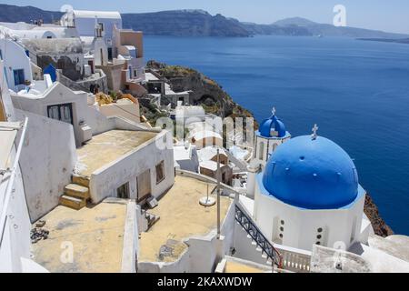 Île de Santorin en Grèce. L'île emblématique est l'un des points de repère pour le tourisme en Grèce, attirant la plupart des couples de lune de miel mais aussi des millions de touristes du monde entier pour admirer l'île volcanique avec le coucher de soleil unique. L'île a quelques villages célèbres comme Fira ou Oia, construit sur la colline du volcan avec des maisons blanchies à la chaux et des chapelles bleues. (Photo de Nicolas Economou/NurPhoto) Banque D'Images