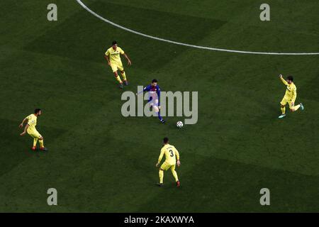 10 Léo Messi d'Argentine du FC Barcelone arrondi des défenses de Villarreal pendant le match de football de la Liga entre le FC Barcelone et Villarreal CF au Camp Nou en Espagne sur 9 mai de 2018. (Photo par Xavier Bonilla/NurPhoto) Banque D'Images