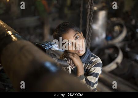 Enfants travaillant dans une usine de fabrication d'hélices de navires à Dhaka, au Bangladesh, sur 08 mai 2018. Dans un nouveau rapport de l’Overseas Development Institute, on a constaté que les enfants travailleurs vivant dans des bidonvilles travaillaient en moyenne 64 heures par semaine – un grand nombre dans les chaînes d’approvisionnement connectées aux marques les plus populaires au monde. (Photo de Zakir Hossain Chowdhury/NurPhoto) Banque D'Images