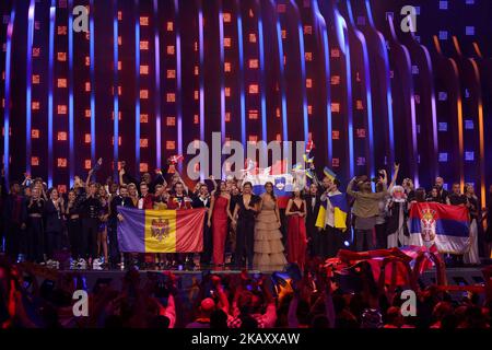Les 10 artistes qui se qualifient pour la finale: Jessica Mauboy d'Australie, Rasmussen du Danemark, AWS de Hongrie, DoRedos de Moldova, Waylon des pays-Bas, Alexandre Rybak de Norvège, Sanja Ilic & Balkanika de Serbie, Lea Sirk de Slovénie, Benjamin Ingrosso de Suède et MELOVIN d'Ukraine, célèbrent sur scène après la deuxième demi-finale du Concours Eurovision de la chanson 2018, à l'arène d'Altice de Lisbonne, Portugal sur 10 mai 2018. ( Photo par Pedro Fiúza/NurPhoto) Banque D'Images