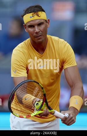 Rafael Nadal d'Espagne sert dans son match contre Diego Schwartzman d'Argentine pendant le sixième jour du tournoi de tennis ouvert de Mutua Madrid à la Caja Magica sur 10 mai 2018 à Madrid, Espagne (photo de David Aliaga/NurPhoto) Banque D'Images