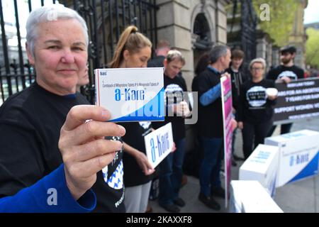 Brid Smith TD et d'autres membres du peuple avant le parti politique de profit, tenir des signes, des panneaux d'affichage, et des paquets d'un kare avortement pilules en dehors de Leinster House, préconisant l'abrogation du huitième amendement de la Constitution irlandaise - le référendum a lieu sur 25 mai. Jeudi, 10 mai 2018, à Dublin, Irlande. (Photo par Artur Widak/NurPhoto) Banque D'Images