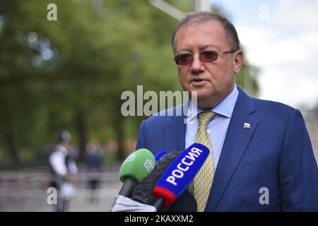 L'ambassadeur russe au Royaume-Uni Alexander Vladimirovich Yakovenko parle aux médias de la réunion qu'il a eue au Foreign Office, concernant l'ancien espion russe Sergei Skripal et sa fille Yulia, Londres, sur 10 mai 2018. Les détectives continuent de mener des recherches sur la maison de l'ancien espion russe Sergueï Skripal plus de deux mois après l'attaque de l'agent nerveux contre lui et sa fille, Yulia. (Photo par Alberto Pezzali/NurPhoto) Banque D'Images