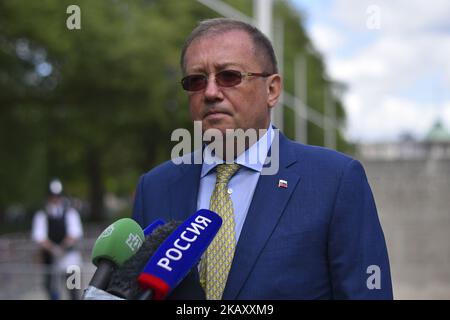 L'ambassadeur russe au Royaume-Uni Alexander Vladimirovich Yakovenko parle aux médias de la réunion qu'il a eue au Foreign Office, concernant l'ancien espion russe Sergei Skripal et sa fille Yulia, Londres, sur 10 mai 2018. Les détectives continuent de mener des recherches sur la maison de l'ancien espion russe Sergueï Skripal plus de deux mois après l'attaque de l'agent nerveux contre lui et sa fille, Yulia. (Photo par Alberto Pezzali/NurPhoto) Banque D'Images