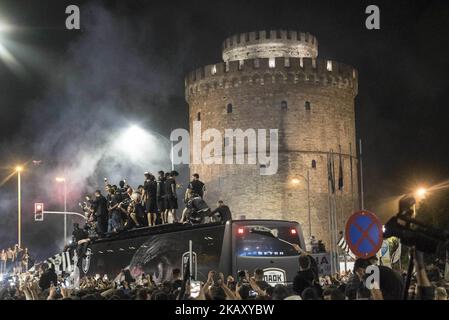 Le PAOK FC, l'équipe de football basée à Thessalonique, en Grèce, a remporté le 12 mai 2018 à Athènes, à l'intérieur du stade olympique en jouant avec l'équipe d'adversaire AEK. Il y a eu quelques incidents pendant, avant et après le match. À Thessalonique, tout était puissant. Les gens ont accueilli l'équipe dans le bus avec la coupe devant le monument de la ville, la Tour Blanche. Parmi le peuple se trouvait Ivan Savvidis, un homme d'affaires russe qui est interdit d'entrer pendant 2 ans dans les stades grecs. (Photo de Nicolas Economou/NurPhoto) Banque D'Images