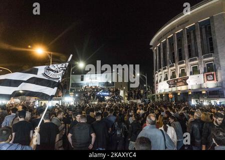 Le PAOK FC, l'équipe de football basée à Thessalonique, en Grèce, a remporté le 12 mai 2018 à Athènes, à l'intérieur du stade olympique en jouant avec l'équipe d'adversaire AEK. Il y a eu quelques incidents pendant, avant et après le match. À Thessalonique, tout était puissant. Les gens ont accueilli l'équipe dans le bus avec la coupe devant le monument de la ville, la Tour Blanche. Parmi le peuple se trouvait Ivan Savvidis, un homme d'affaires russe qui est interdit d'entrer pendant 2 ans dans les stades grecs. (Photo de Nicolas Economou/NurPhoto) Banque D'Images