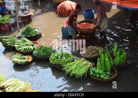 Le vendeur de légumes bangladais attend son client sur le marché de la cuisine en eau à Karwan Bazar à Dhaka, au Bangladesh, sur 13 mai 2018. Après la mousson, de fortes pluies ont causé l'eau dans la majeure partie de la région de la capitale, Dhaka, au Bangladesh. Les routes ont été partiellement submergées, ce qui a rendu les déplacements dangereux. (Photo par Mamunur Rashid/NurPhoto) Banque D'Images