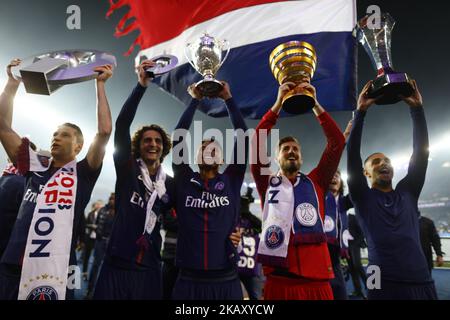 (De L) le milieu de terrain allemand de Paris Saint-Germain Julian Draxler, le milieu de terrain français de Paris Saint-Germain Adrien Rabiot, le défenseur brésilien de Paris Saint-Germain Thiago Silva, Kevin Trapp, gardien de but allemand de Paris Saint-Germain, et Layvin Kurzawa, défenseur français de Paris Saint-Germain, célèbrent avec un trophée après avoir remporté le titre français L1 à la fin du match de football français L1 Paris Saint-Germain (PSG) contre Rennes sur 12 mai 2018 au stade du Parc des Princes à Paris. (Photo de Mehdi Taamallah / NurPhoto) Banque D'Images