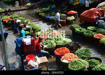 Le vendeur de légumes bangladais attend son client sur le marché de la cuisine en eau à Karwan Bazar à Dhaka, au Bangladesh, sur 13 mai 2018. Après la mousson, de fortes pluies ont causé l'eau dans la majeure partie de la région de la capitale, Dhaka, au Bangladesh. Les routes ont été partiellement submergées, ce qui a rendu les déplacements dangereux. (Photo par Mamunur Rashid/NurPhoto) Banque D'Images