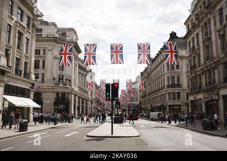 Les drapeaux de l'Union Jack s'étendent à travers Regent Street devant le mariage tant attendu du prince Harry de Grande-Bretagne à l'ancienne actrice américaine Meghan Markle, huit jours plus tard, dans un sentiment croissant d'occasion à Londres, en Angleterre, sur 11 mai 2018. Sixième en ligne du trône Harry est de se marier à Mme Markle dans une cérémonie à la résidence royale du château de Windsor, à la périphérie de Londres, sur 19 mai. (Photo de David Cliff/NurPhoto) Banque D'Images