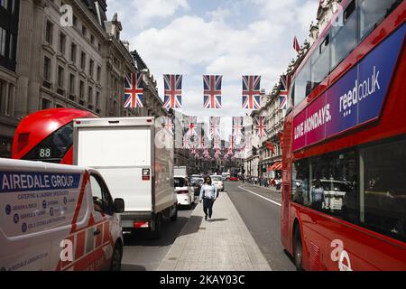 Les drapeaux de l'Union Jack s'étendent à travers Regent Street devant le mariage tant attendu du prince Harry de Grande-Bretagne à l'ancienne actrice américaine Meghan Markle, huit jours plus tard, dans un sentiment croissant d'occasion à Londres, en Angleterre, sur 11 mai 2018. Sixième en ligne du trône Harry est de se marier à Mme Markle dans une cérémonie à la résidence royale du château de Windsor, à la périphérie de Londres, sur 19 mai. (Photo de David Cliff/NurPhoto) Banque D'Images