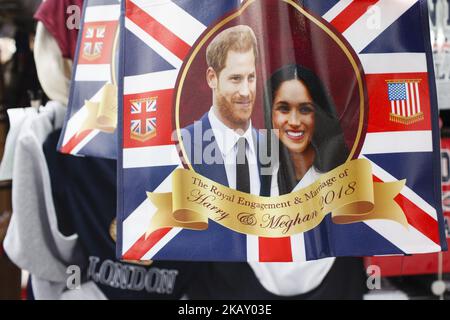 Des sacs souvenirs sont exposés à Piccadilly Circus avant le mariage très attendu du prince Harry de Grande-Bretagne à l'ancienne actrice américaine Meghan Markle, huit jours plus tard, dans un contexte de plus en plus propice à Londres, en Angleterre, sur 11 mai 2018. Sixième en ligne du trône Harry est de se marier à Mme Markle dans une cérémonie à la résidence royale du château de Windsor, à la périphérie de Londres, sur 19 mai. (Photo de David Cliff/NurPhoto) Banque D'Images