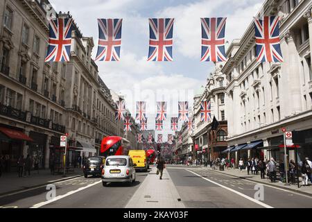 Les drapeaux de l'Union Jack s'étendent à travers Regent Street devant le mariage tant attendu du prince Harry de Grande-Bretagne à l'ancienne actrice américaine Meghan Markle, huit jours plus tard, dans un sentiment croissant d'occasion à Londres, en Angleterre, sur 11 mai 2018. Sixième en ligne du trône Harry est de se marier à Mme Markle dans une cérémonie à la résidence royale du château de Windsor, à la périphérie de Londres, sur 19 mai. (Photo de David Cliff/NurPhoto) Banque D'Images