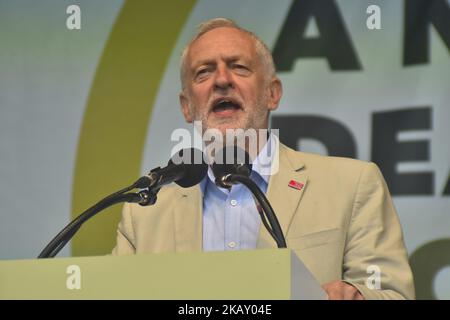 Jeremy Corbyn, le principal parti d'opposition britannique, s'exprime lors d'un rassemblement organisé par le Congrès des syndicats (TUC) en faveur d'un nouvel accord pour les travailleurs du centre de Londres sur 12 mai 2018. Le TUC a appelé à une manifestation nationale sur l'12 mai pour exiger la fin des politiques d'austérité du gouvernement et de meilleurs droits pour tous sur le lieu de travail. (Photo par Alberto Pezzali/NurPhoto) Banque D'Images