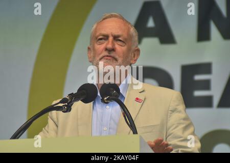 Jeremy Corbyn, le principal parti d'opposition britannique, s'exprime lors d'un rassemblement organisé par le Congrès des syndicats (TUC) en faveur d'un nouvel accord pour les travailleurs du centre de Londres sur 12 mai 2018. Le TUC a appelé à une manifestation nationale sur l'12 mai pour exiger la fin des politiques d'austérité du gouvernement et de meilleurs droits pour tous sur le lieu de travail. (Photo par Alberto Pezzali/NurPhoto) Banque D'Images