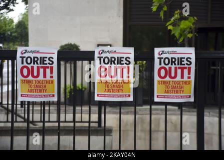 Le Congrès syndical des métiers (TUC) passe par le centre de Londres, appelant à une nouvelle transaction pour les travailleurs, Londres on 12 mai 2018. Le TUC a appelé à une manifestation nationale sur l'12 mai pour exiger la fin des politiques d'austérité du gouvernement et de meilleurs droits pour tous sur le lieu de travail. (Photo par Alberto Pezzali/NurPhoto) Banque D'Images