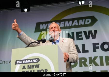 Jeremy Corbyn, le principal parti d'opposition britannique, s'exprime lors d'un rassemblement organisé par le Congrès des syndicats (TUC) en faveur d'un nouvel accord pour les travailleurs du centre de Londres sur 12 mai 2018. - Le TUC a appelé à une manifestation nationale sur l'12 mai pour exiger la fin des politiques d'austérité du gouvernement et de meilleurs droits pour tous sur le lieu de travail. (Photo par Alex Cavendish/NurPhoto) Banque D'Images