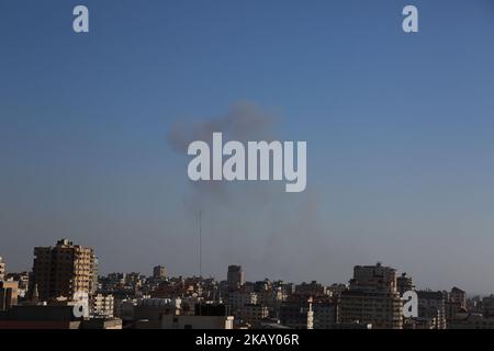 De la fumée s'élève à la suite d'une explosion dans la bande de Gaza occidentale, sur 14 mai 2018, alors que les Palestiniens protestent contre l'inauguration de l'ambassade américaine après son déplacement controversé à Jérusalem. Des dizaines de Palestiniens ont été tués par des tirs israéliens sur 14 mai alors que des dizaines de milliers de manifestants ont protesté et que des affrontements ont éclaté le long de la frontière de Gaza contre le transfert américain de son ambassade à Jérusalem, après des mois de tollé mondial, La colère palestinienne et les éloges exubérants des Israéliens à propos de la décision du président Donald Trump qui ne laisse pas place à des décennies de précédent. (Photo de Majdi Fathi/NurPhoto) Banque D'Images