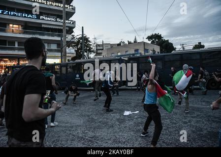 Des manifestants jettent des pierres à l'ambassade israélienne lors d'une manifestation dans le centre d'Athènes sur 15 mai 2018 contre le bain de sang le long de la frontière avec Gaza et la décision des États-Unis de relocaliser l'ambassade des États-Unis de tel Aviv à Jérusalem, mardi, 15 mai 2018. Des centaines de manifestants se sont rassemblés à Athènes pour protester contre la décision des États-Unis de relocaliser leur ambassade à Jérusalem et de condamner la mort de 59 Palestiniens tués lundi par des tirs israéliens lors d'une marche de masse à la frontière de Gaza. (Photo par Dimitris Lampropoulos/NurPhoto) Banque D'Images