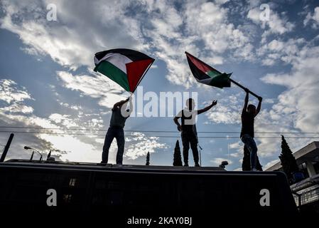 Les Palestiniens qui vivent en Grèce brandirent des drapeaux palestiniens au sommet du bus de police lors d'une manifestation contre le bain de sang le long de la frontière avec Gaza et la décision des États-Unis de relocaliser l'ambassade des États-Unis de tel Aviv à Jérusalem, mardi, 15 mai 2018. Des centaines de manifestants se sont rassemblés à Athènes pour protester contre la décision des États-Unis de relocaliser leur ambassade à Jérusalem et de condamner la mort de 59 Palestiniens tués lundi par des tirs israéliens lors d'une marche de masse à la frontière de Gaza. (Photo par Dimitris Lampropoulos/NurPhoto) Banque D'Images
