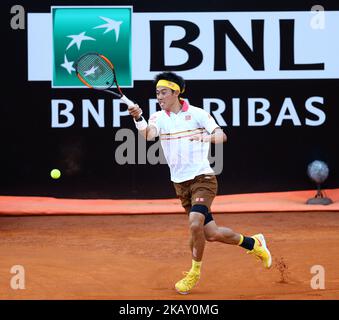 Kei Nishikori du Japon en action dans son match contre Novak Djokovic de Serbie pendant les finales de quartier pendant le sixième jour de l'Internazionali BNL d'Italia 2018 tennis à Foro Italico sur 18 mai 2018 à Rome, Italie. (Photo de Matteo Ciambelli/NurPhoto) Banque D'Images