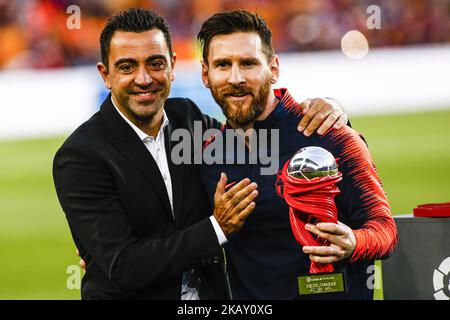 Xavi Hernandez et 10 Léo Messi d'Argentine du FC Barcelone pendant le match de football de la Liga entre le FC Barcelone et Real Sociedad au stade Camp Nou en Espagne sur 20 mai de 2018. (Photo par Xavier Bonilla/NurPhoto) Banque D'Images