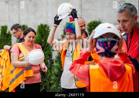 Vue d'un groupe de visiteurs portant des manteaux et des casques de sécurité avant de commencer la visite Banque D'Images