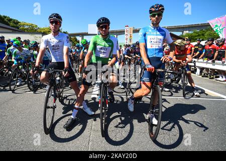 (De gauche à droite) Ian Bibby, Oliver Wood (tous deux de l'équipe JLT Condor) et Marco Canola (équipe Nippo-Vini Fantini) au début de la deuxième étape de Kyoto, 105,0km circuit Fugenji fureaino Eki. Lundi, 21 mai 2018, à Nara, préfecture de Kyoto, Japon. (Photo par Artur Widak/NurPhoto) Banque D'Images