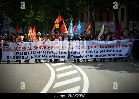 Plus de 10,000 manifestants descendent dans les rues de Toulouse pour la 3rd fois dans un spectacle de défiance envers le gouvernement Macron et ses réformes prévues sur les services publics (rail, santé, finances, éducation, etc.). Macron prévoit de licencier 120,000 fonctionnaires au cours de son mandat présidentiel. Employés de Civils, personnel hospitalier et autres employés de l'État, enseignants démontrés appelés par les sept principaux syndicats (CGT, FO, FSU, CFTC, solidaires, UNSA et CFE-CGC). Entre 130 et 140 manifestations sont prévues dans tout le pays. Toulouse. France. 22 mai 2018. (Photo d'Alain Pitton/NurPhoto) Banque D'Images