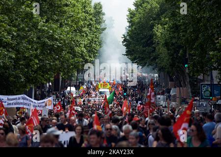 Plus de 10,000 manifestants descendent dans les rues de Toulouse pour la 3rd fois dans un spectacle de défiance envers le gouvernement Macron et ses réformes prévues sur les services publics (rail, santé, finances, éducation, etc.). Macron prévoit de licencier 120,000 fonctionnaires au cours de son mandat présidentiel. Employés de Civils, personnel hospitalier et autres employés de l'État, enseignants démontrés appelés par les sept principaux syndicats (CGT, FO, FSU, CFTC, solidaires, UNSA et CFE-CGC). Entre 130 et 140 manifestations sont prévues dans tout le pays. Toulouse. France. 22 mai 2018. (Photo d'Alain Pitton/NurPhoto) Banque D'Images