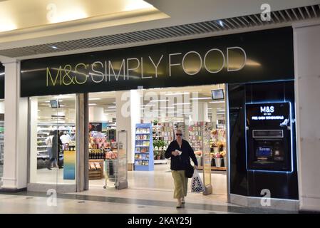 Le magasin Marks and Spencer de Bayswater est photographié à Londres sur 22 mai 2018. Marks and Spencer prévoit de fermer 100 magasins d'ici 2022, accélérant ainsi une réorganisation qui, selon elle, est « vitale » pour l'avenir du détaillant. Sur les 100 magasins, 21 ont déjà été fermés et M&S a révélé l'emplacement de 14 autres sites à fermer. Dans le cadre de son plan, M&S souhaite déplacer un tiers de ses ventes en ligne et prévoit de disposer de magasins de vêtements et d'articles pour la maison de moins en plus grands dans de meilleurs endroits. (Photo par Alberto Pezzali/NurPhoto) Banque D'Images