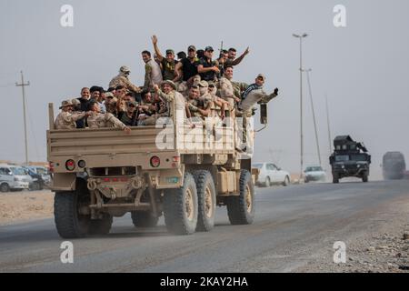 (7/7/2017) les soldats de l'armée irakienne quittent la ligne de front et célèbrent leur victoire imminente contre l'EI à Mossoul/Irak. (Photo par Sebastian Backhaus/NurPhoto) Banque D'Images