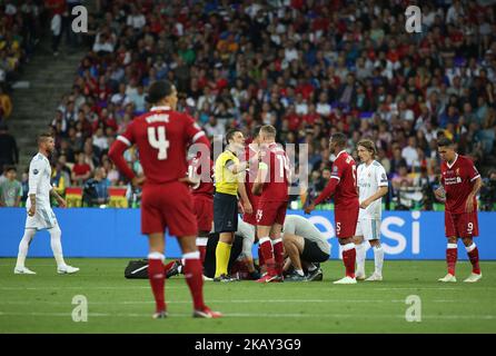 Arbitre parle au milieu de terrain de Liverpool Jordan Henderson lors du match final de la Ligue des champions de l'UEFA au stade NSC Olipiyski à Kiev, en Ukraine, au 26 mai 2018. (Photo par Sergii Kharchenko/NurPhoto) Banque D'Images