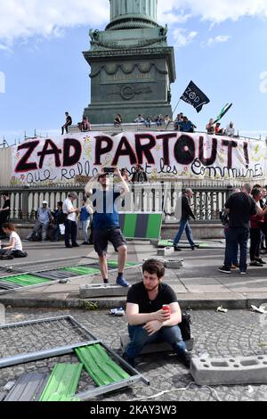 Des dizaines de milliers de personnes (31 700) ont défilé samedi dans toute la France à l'occasion de l'appel sans précédent d'une soixantaine d'organisations pour une "marée populaire" contre la politique d'Emmanuel Macron (photo de Julien Mattia/NurPhoto) Banque D'Images