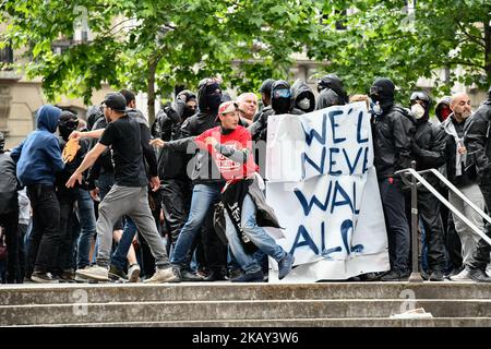 Des dizaines de milliers de personnes (31 700) ont défilé samedi dans toute la France à l'occasion de l'appel sans précédent d'une soixantaine d'organisations pour une "marée populaire" contre la politique d'Emmanuel Macron (photo de Julien Mattia/NurPhoto) Banque D'Images