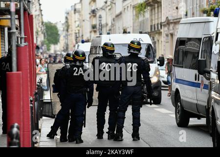 La police anti-émeute prend position lors de la manifestation "populaire" (marée ouvrière) organisée par des organisations politiques, des associations et des syndicats pour protester contre la politique du président et du gouvernement français, à Paris sur 26 mai 2018. (Photo de Julien Mattia/NurPhoto) Banque D'Images