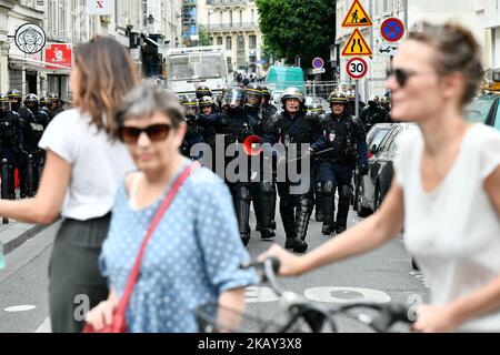 La police anti-émeute prend position lors de la manifestation "populaire" (marée ouvrière) organisée par des organisations politiques, des associations et des syndicats pour protester contre la politique du président et du gouvernement français, à Paris sur 26 mai 2018. (Photo de Julien Mattia/NurPhoto) Banque D'Images