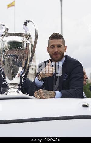 Sergio Ramos, du Real Madrid CF, célèbre leur victoire de la Ligue des champions sur la place Cibeles un jour après avoir remporté la coupe d'Europe 13th et la finale de la Ligue des champions de l'UEFA sur 27 mai 2018 à Madrid, en Espagne. (Photo par Oscar Gonzalez/NurPhoto) Banque D'Images