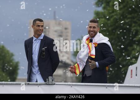 Cristiano Ronaldo et Sergio Ramos du Real Madrid CF célèbrent leur victoire de la Ligue des champions sur la place Cibeles un jour après avoir remporté la coupe d'Europe 13th et la finale de la Ligue des champions de l'UEFA sur 27 mai 2018 à Madrid, en Espagne. (Photo par Oscar Gonzalez/NurPhoto) Banque D'Images