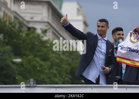 Cristiano Ronaldo du Real Madrid CF célèbre leur victoire de la Ligue des Champions sur la place Cibeles un jour après avoir remporté la coupe d'Europe 13th et la finale de la Ligue des Champions de l'UEFA sur 27 mai 2018 à Madrid, en Espagne. (Photo par Oscar Gonzalez/NurPhoto) Banque D'Images