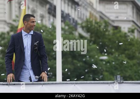 Cristiano Ronaldo du Real Madrid CF célèbre leur victoire de la Ligue des Champions sur la place Cibeles un jour après avoir remporté la coupe d'Europe 13th et la finale de la Ligue des Champions de l'UEFA sur 27 mai 2018 à Madrid, en Espagne. (Photo par Oscar Gonzalez/NurPhoto) Banque D'Images