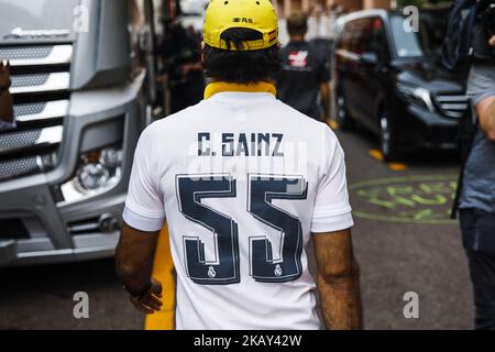 55 Carlos Sainz d'Espagne Renault Sport F1 Team RS18 Wit une équipe de football Real Madrid pour la ligue des champions 13th lors de la course de Monaco Formule 1 Grand Prix à Monaco le 27th mai 2018 à Montecarlo, Monaco. (Photo par Xavier Bonilla/NurPhoto) Banque D'Images