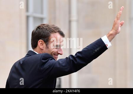 Le Président de la République française, M. Emmanuel Macron, se fait la vague lorsqu'il arrive à une conférence internationale sur la Libye au Palais présidentiel de l'Elysée à 29 mai 2018, à Paris, en France. Macron reçoit aujourd'hui à Paris les chefs d'État africains et les dirigeants libyens rivaux lors d'une conférence internationale sur la Libye pour encourager tous les principaux acteurs libyens à la réconciliation par le biais des urnes. (Photo de Julien Mattia/NurPhoto) Banque D'Images