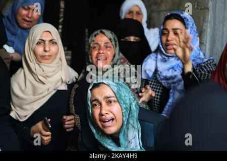 Les parents du palestinien Hussein Abu Aweida, 41 ans, qui est décédé des suites de ses blessures subies lors d'affrontements avec les troupes israéliennes dans une ville-tente de protestation où les Palestiniens exigent le droit de retourner dans leur patrie à la frontière entre Israël et Gaza, lors de ses funérailles à Gaza, sur 26 mai 2018. (Photo de Majdi Fathi/NurPhoto) Banque D'Images