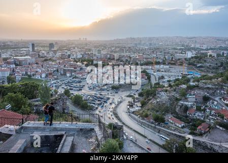 Un jeune couple surplombe la station de minibus dans le quartier Ulus d'Ankara, Turquie, au coucher du soleil le 19 mai 2018. (Photo de Diego Cupolo/NurPhoto) Banque D'Images