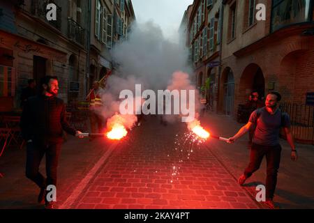 Les cheminots français en grève se réunissent en assemblée générale devant la Bourse du travail avant de se rendre à demonstarte devant le Capitole (cityhall de toulouse). Après être allés à la Préfecture pour demander à être reçu, le directeur général de la SNCF, Jacques Rascol, est allé discuter rapidement avec eux. Toulouse. France. 29 mai 2018. (Photo d'Alain Pitton/NurPhoto) Banque D'Images