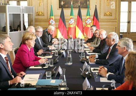 Le Premier ministre portugais Antonio Costa (2nd R) et la chancelière allemande Angela Merkel (2nd L) ont des discussions au cours de leur rencontre avec leurs délégations au Palais Foz de Lisbonne, au Portugal, sur 31 mai 2018. ( Photo par Pedro Fiúza/NurPhoto) Banque D'Images